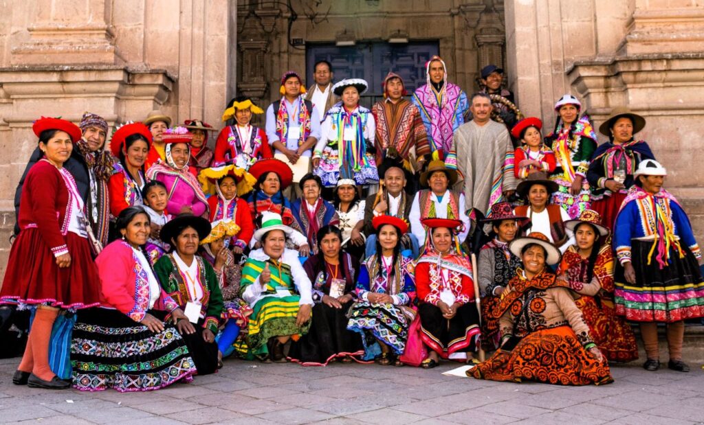Maestras artesanas y artesanos de los pueblos indígenas u originarios de las 13 provincias de Cusco. 